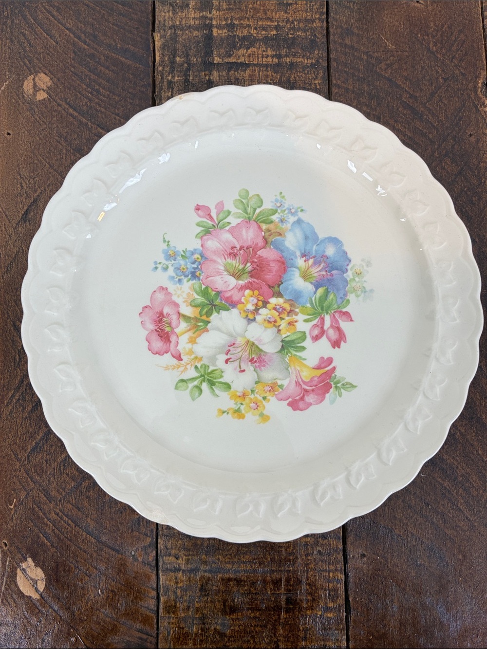 (1) Taylor, Smith & Taylor Company 1937 Floral Bouquet 9” Dinner Plate Scallop